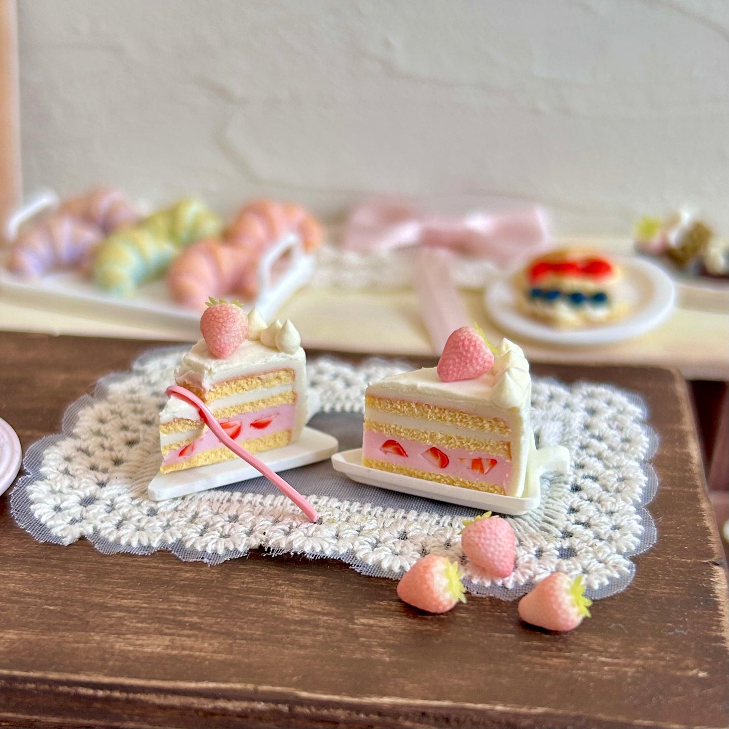 Handmade Mini Strawberry Cake Dessert Set – Polymer Clay Miniature Scene with 3D Printed Trays