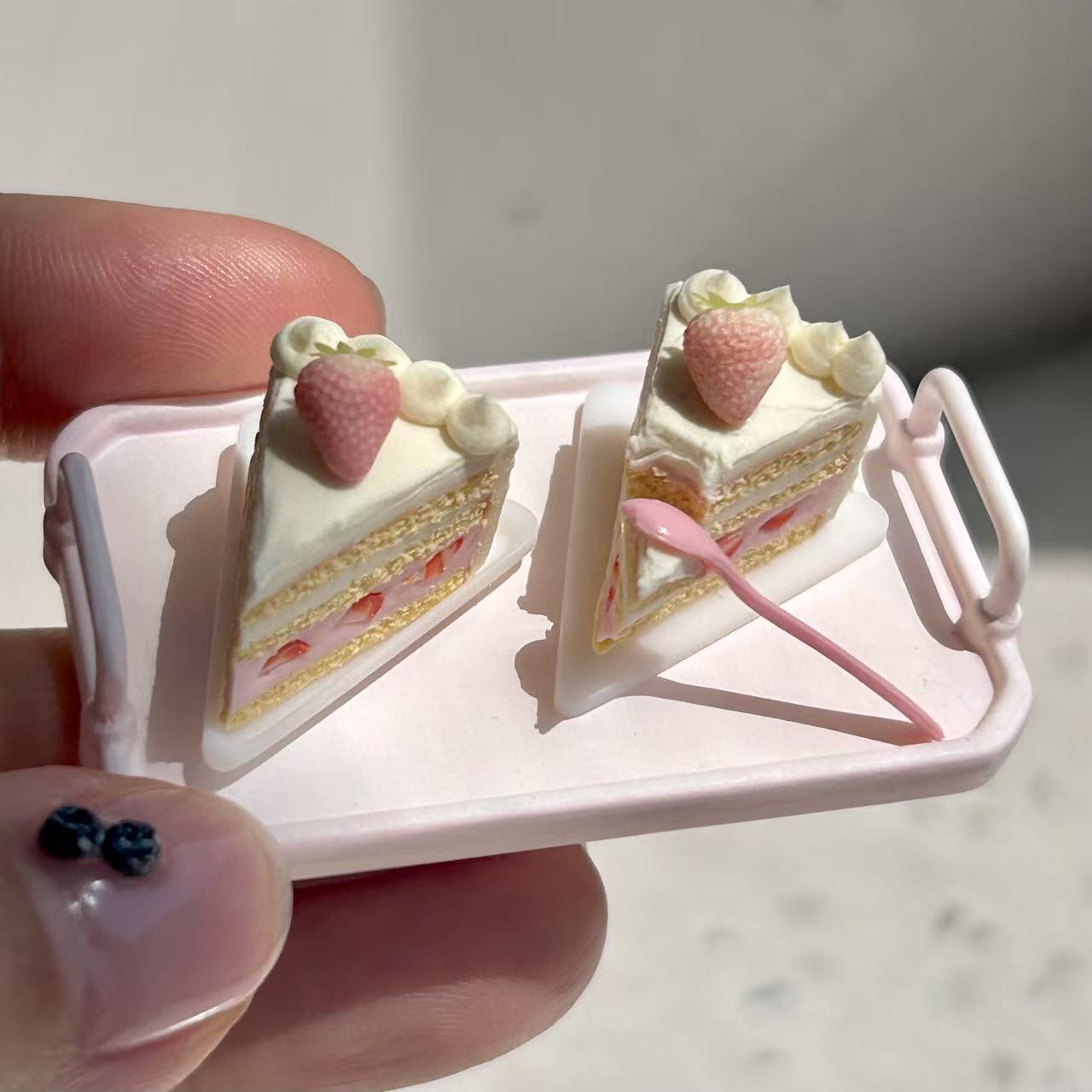 Handmade Mini Strawberry Cake Dessert Set – Polymer Clay Miniature Scene with 3D Printed Trays