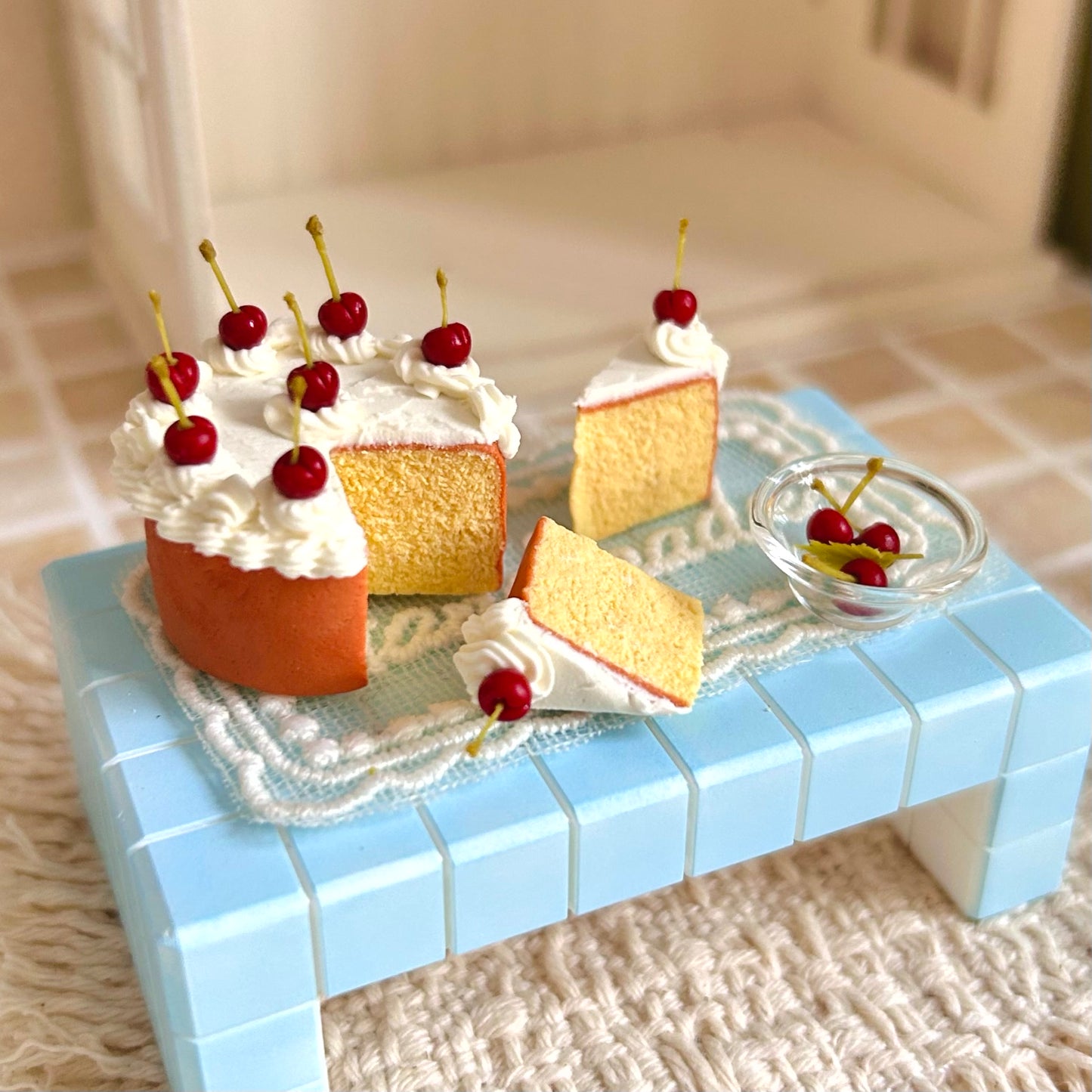 miniature cherry cake set displaying cake base and separate slices